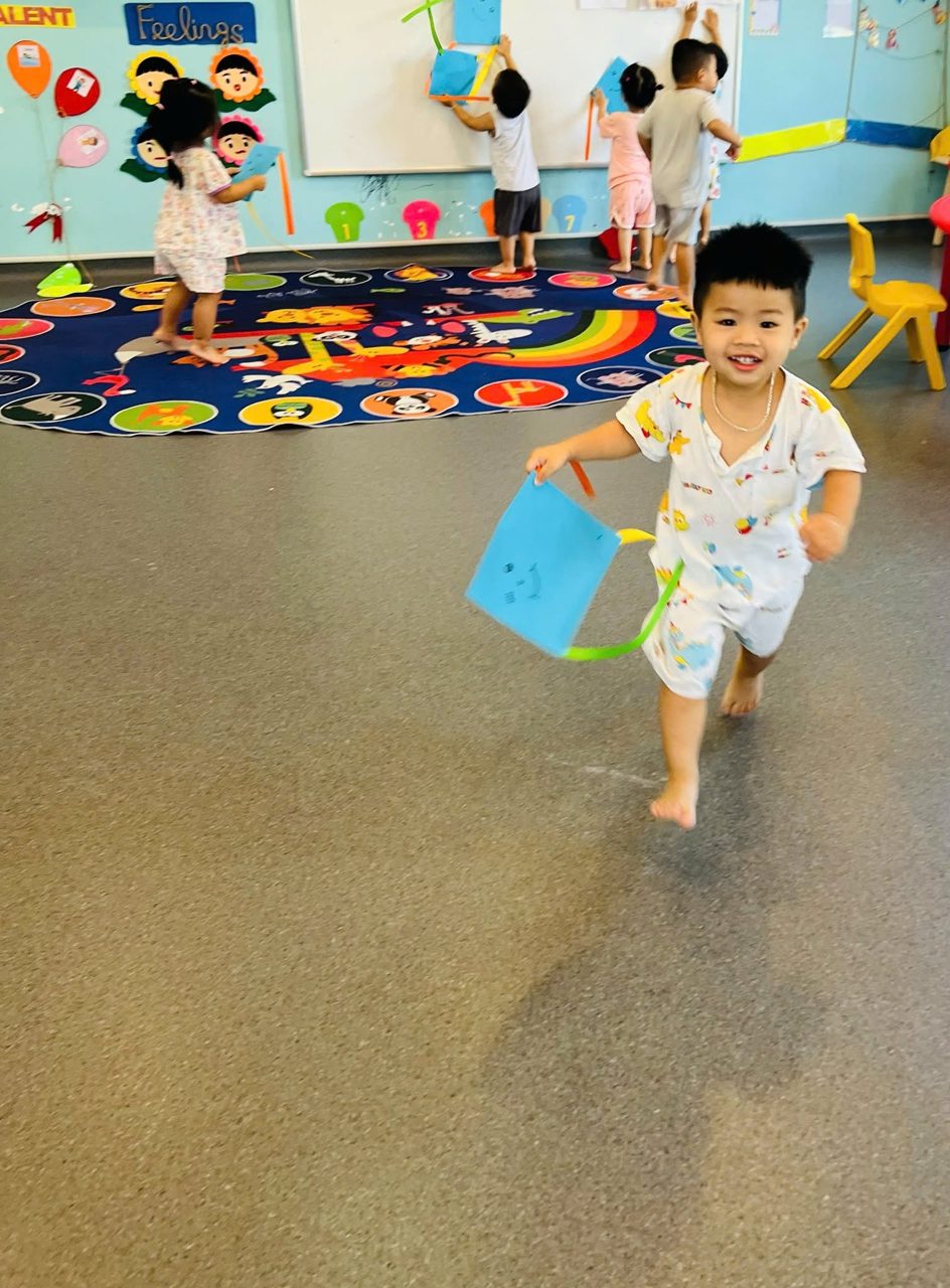 Bé chạy chơi vui vẻ trong lớp học rộng — Mầm non Nhân Lễ