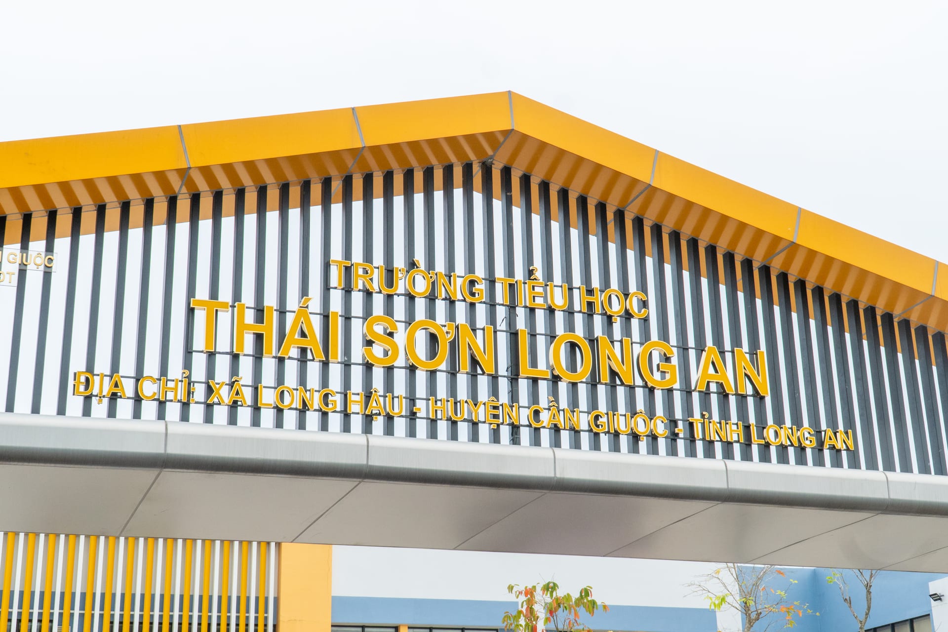 Bảng tên Trường Tiểu học Thái Sơn