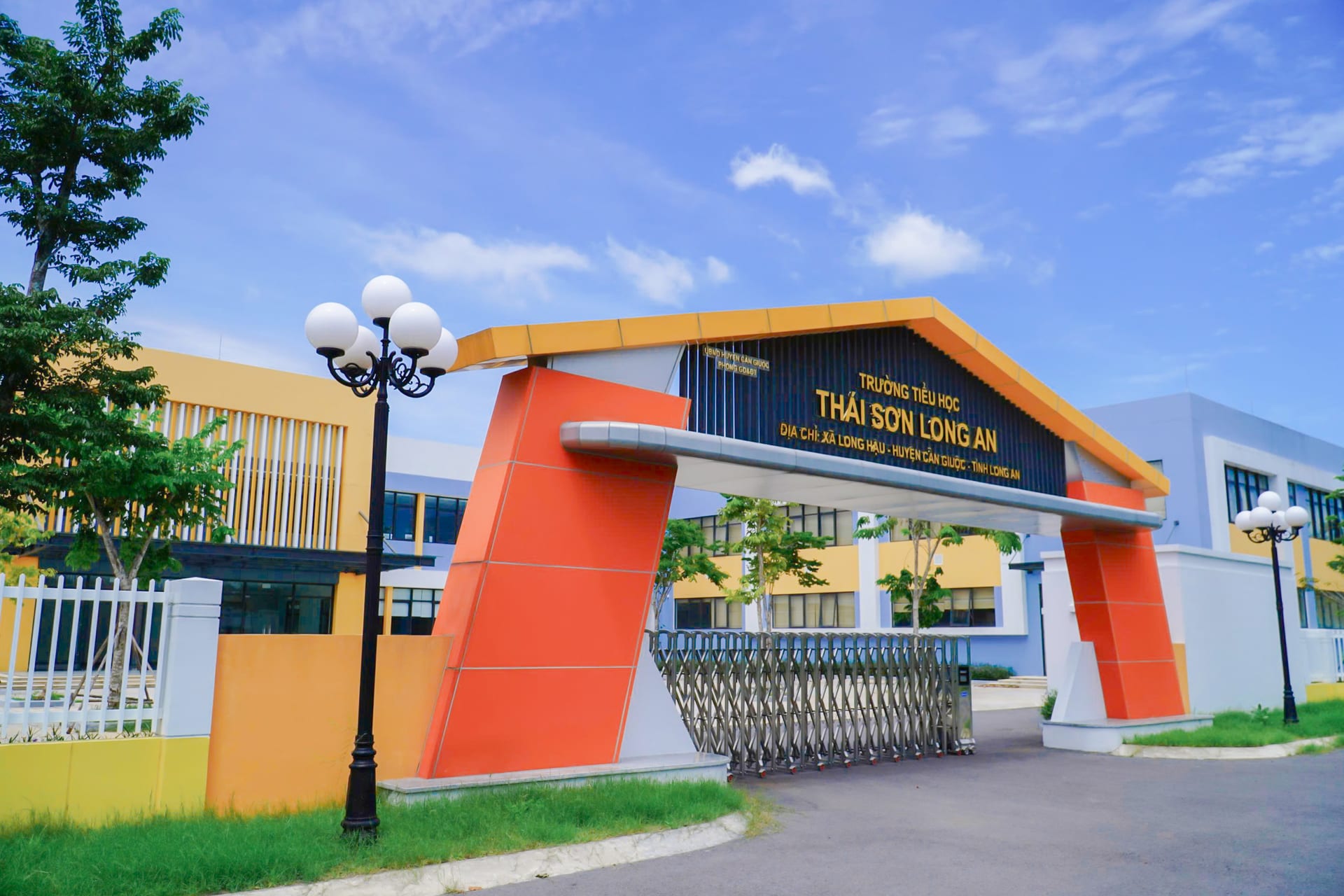 Cổng chính Trường Thái Sơn — Mầm Non & Tiểu Học