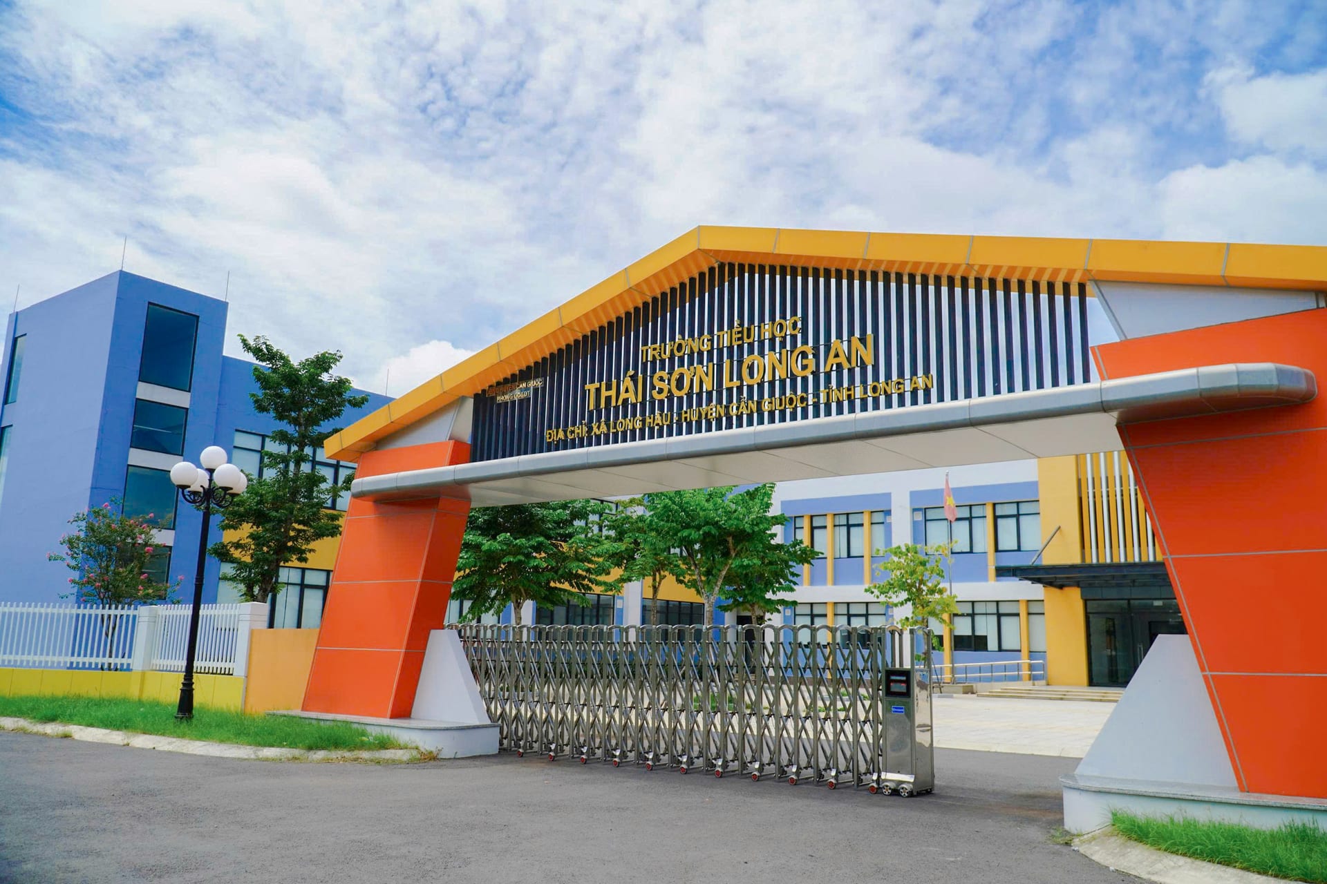 Cổng trường và khối nhà học phía trong