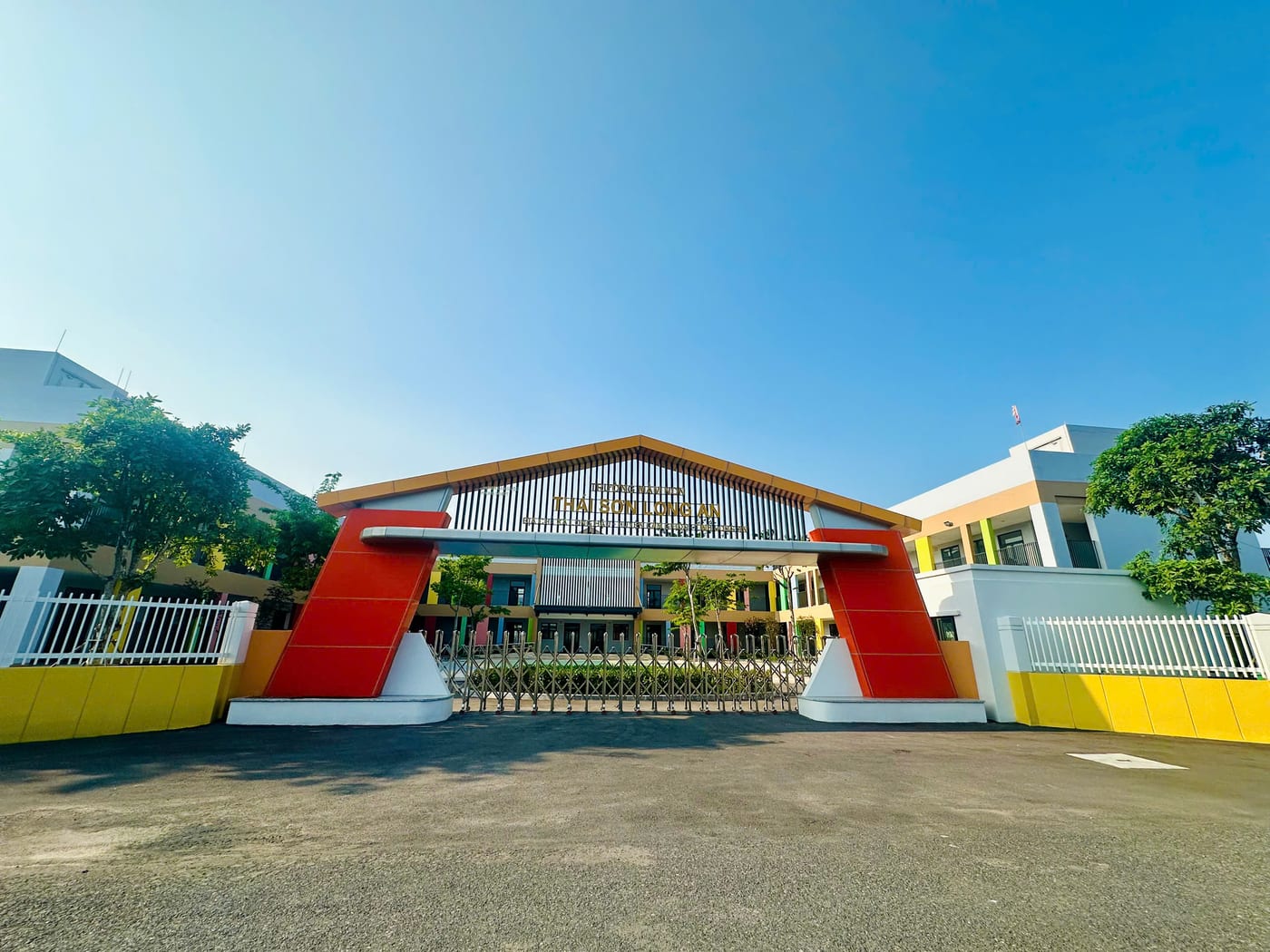 Cổng khối Mầm non nhiều màu sắc