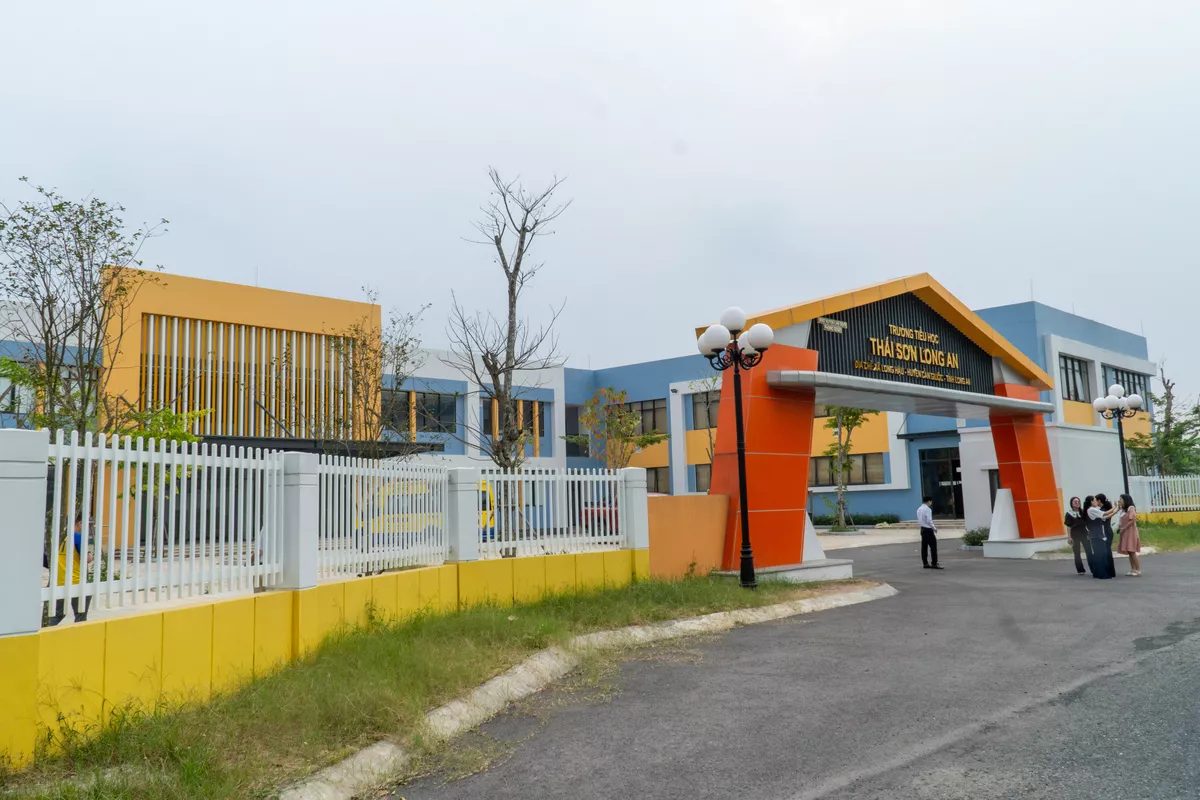 Cổng Trường Tiểu học Thái Sơn