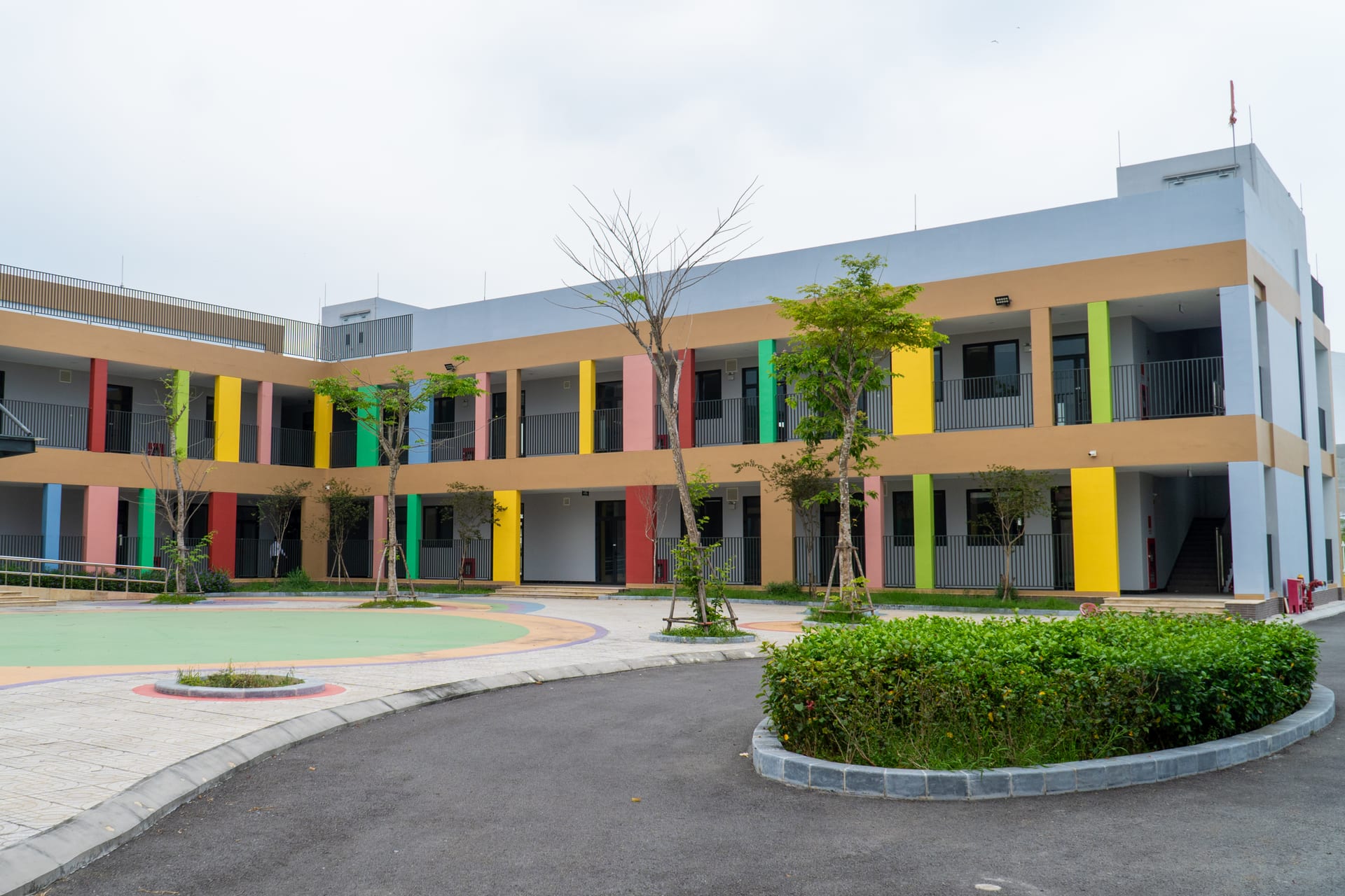 Dãy phòng học và bồn cây tạo cảnh xanh