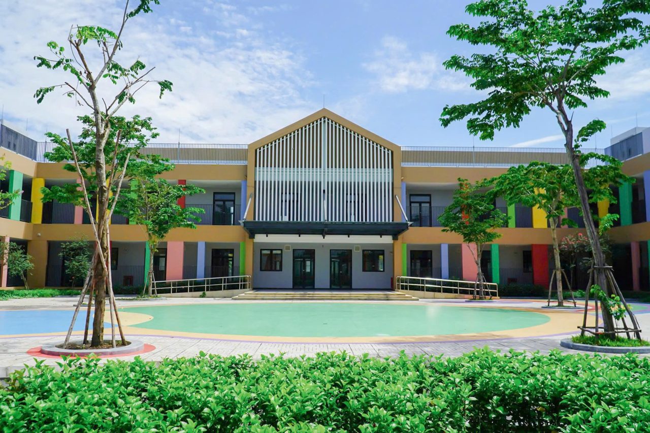 Khối Mầm non với hồ bơi trong khuôn viên