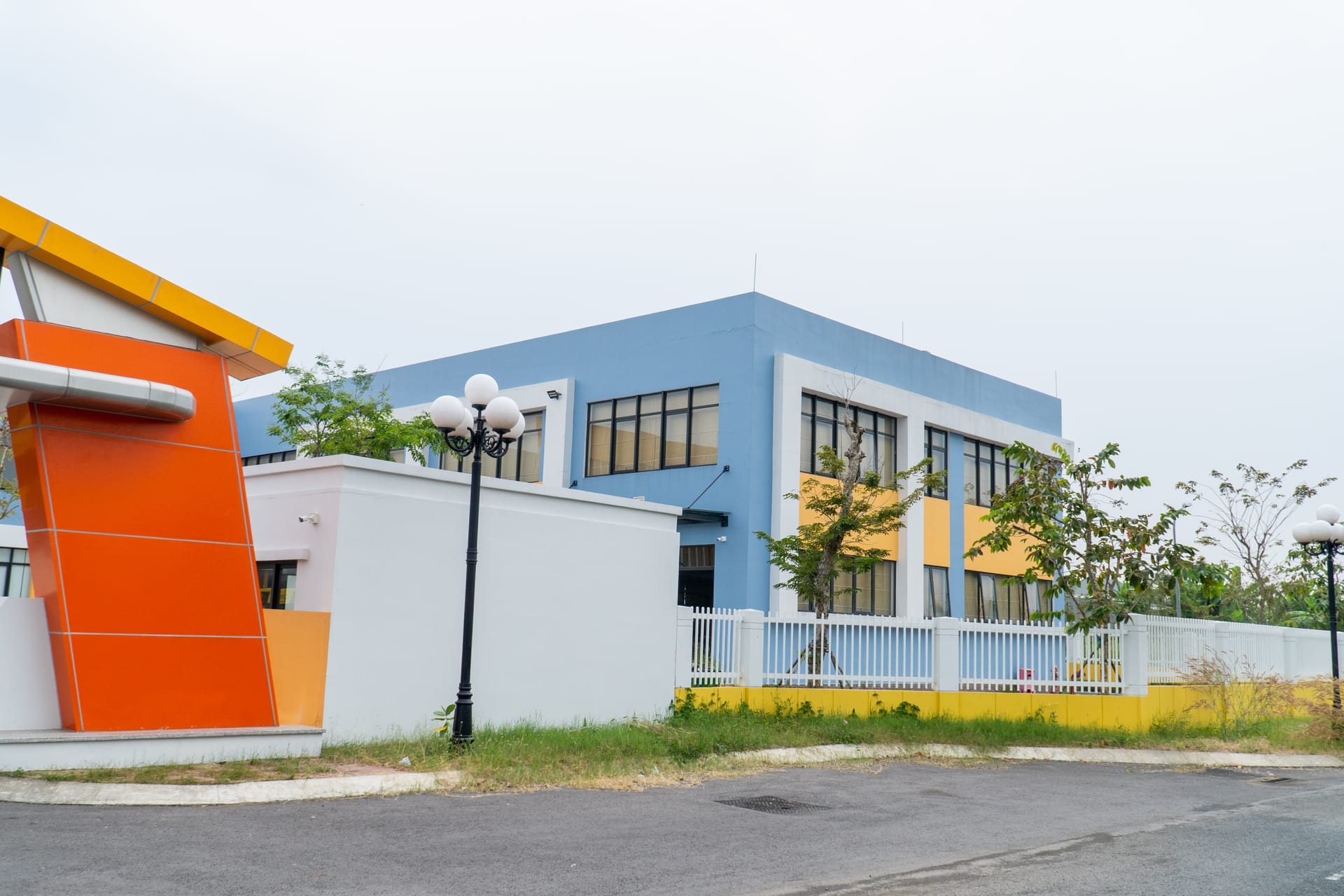 Khối nhà học tường xanh dương nổi bật