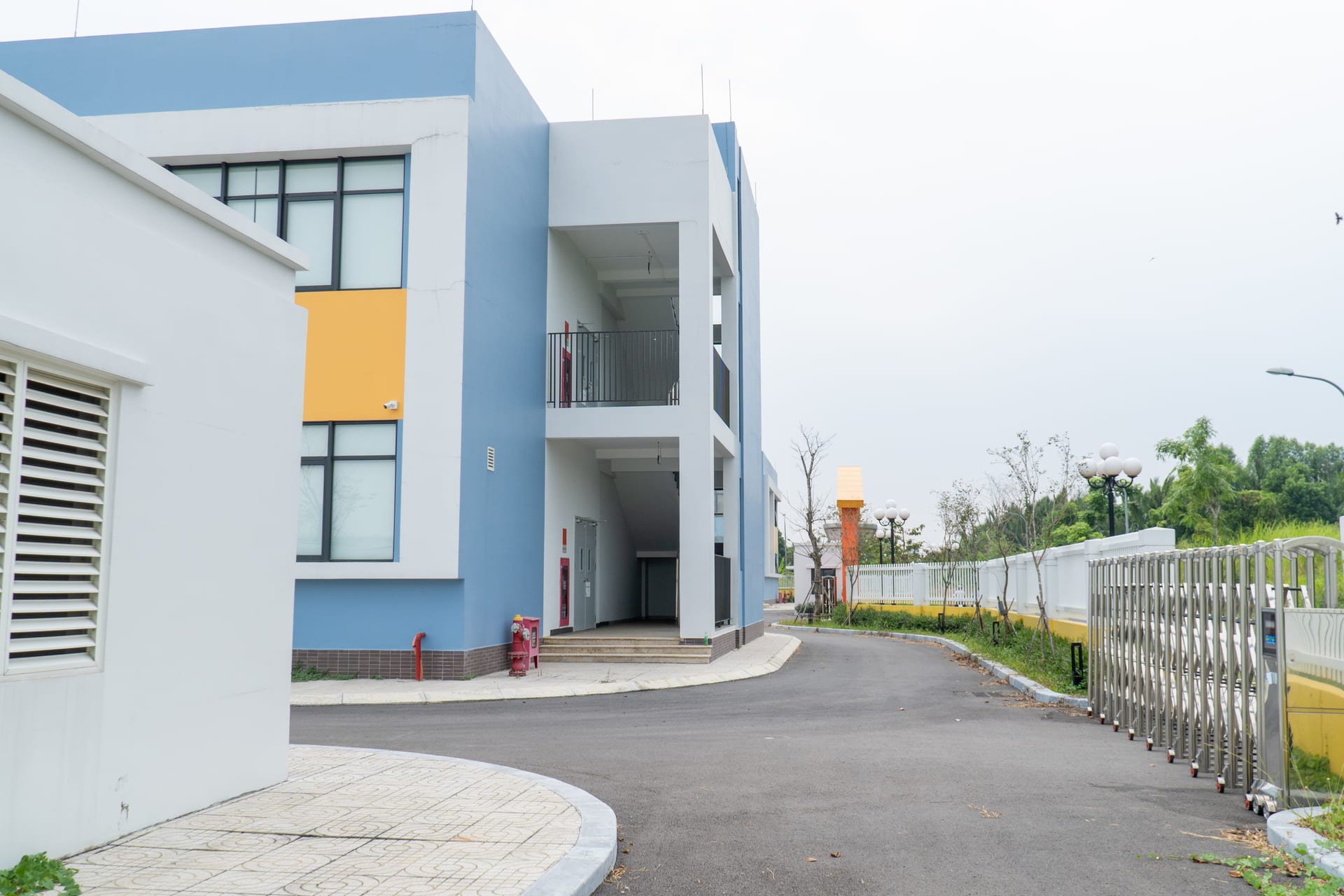 Dãy phòng học nhìn từ lối đi nội bộ