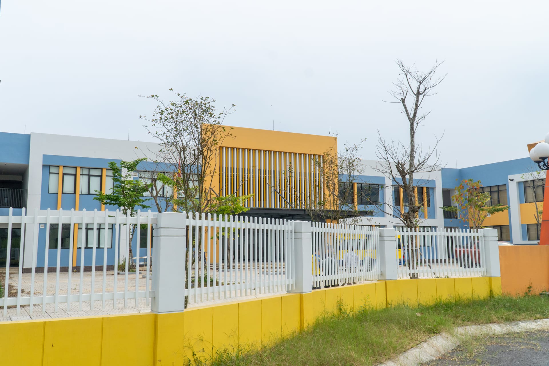 Khối nhà học sau hàng rào an toàn