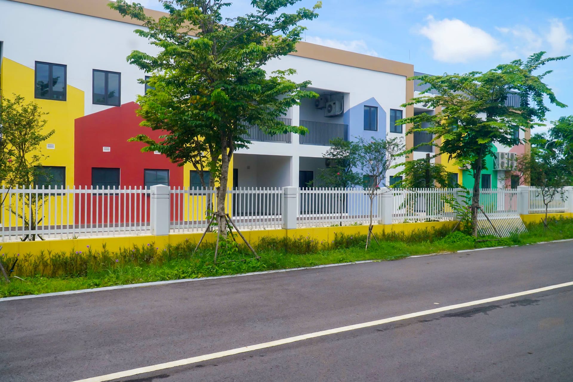 Khối nhà học rực rỡ bên đường nội khu