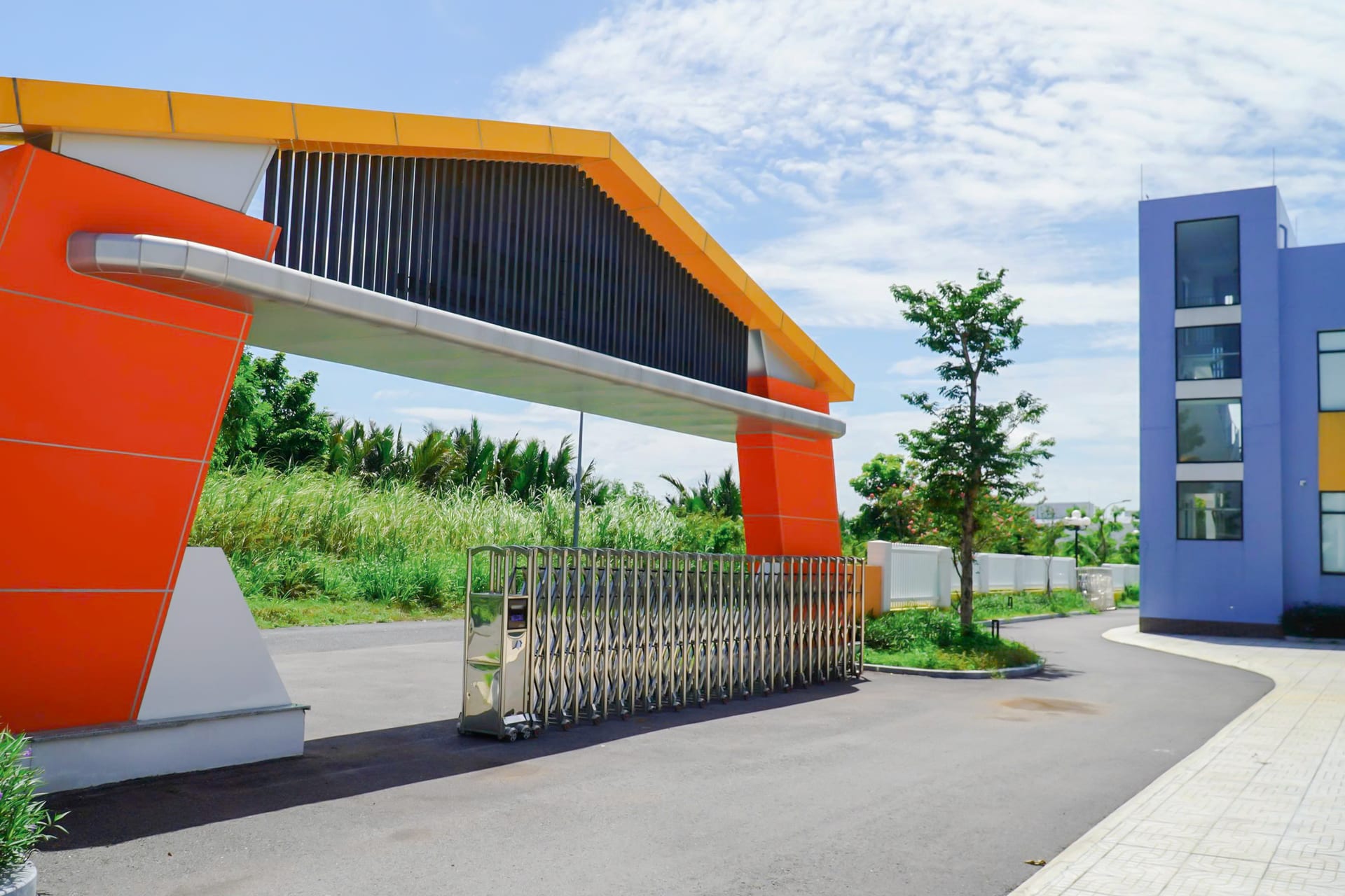 Khối nhà học với điểm nhấn kiến trúc màu cam