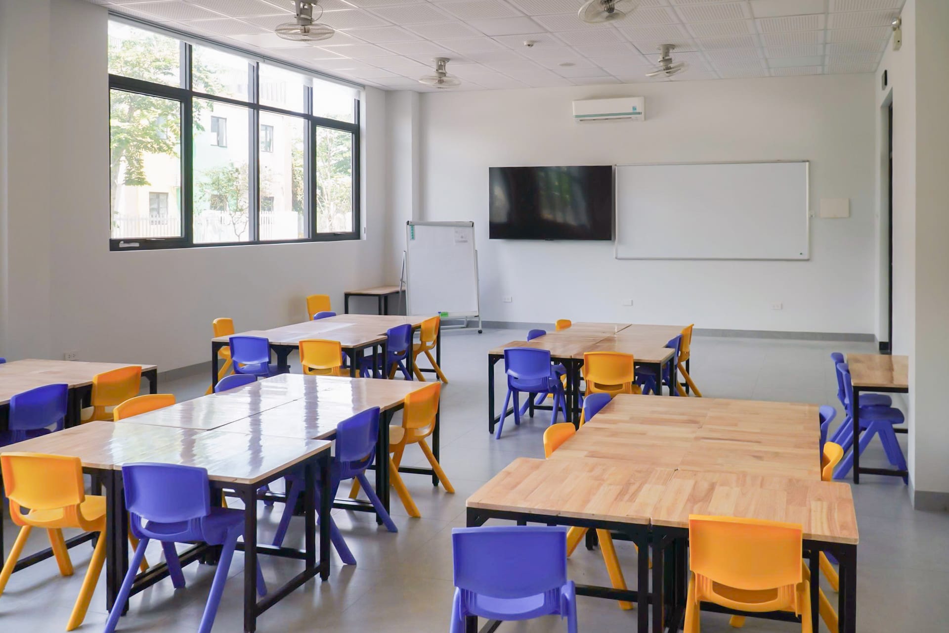Phòng học kê bàn ghế mới, tươi sáng