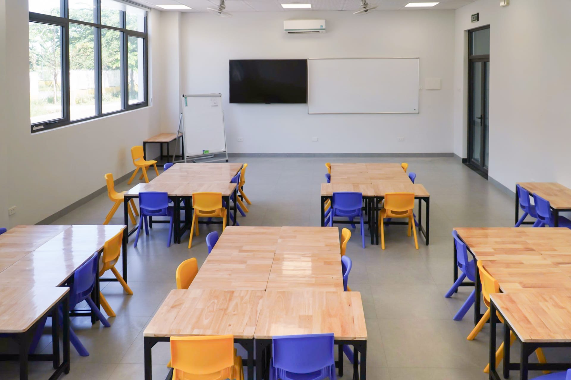 Bàn ghế gỗ thân thiện với học sinh