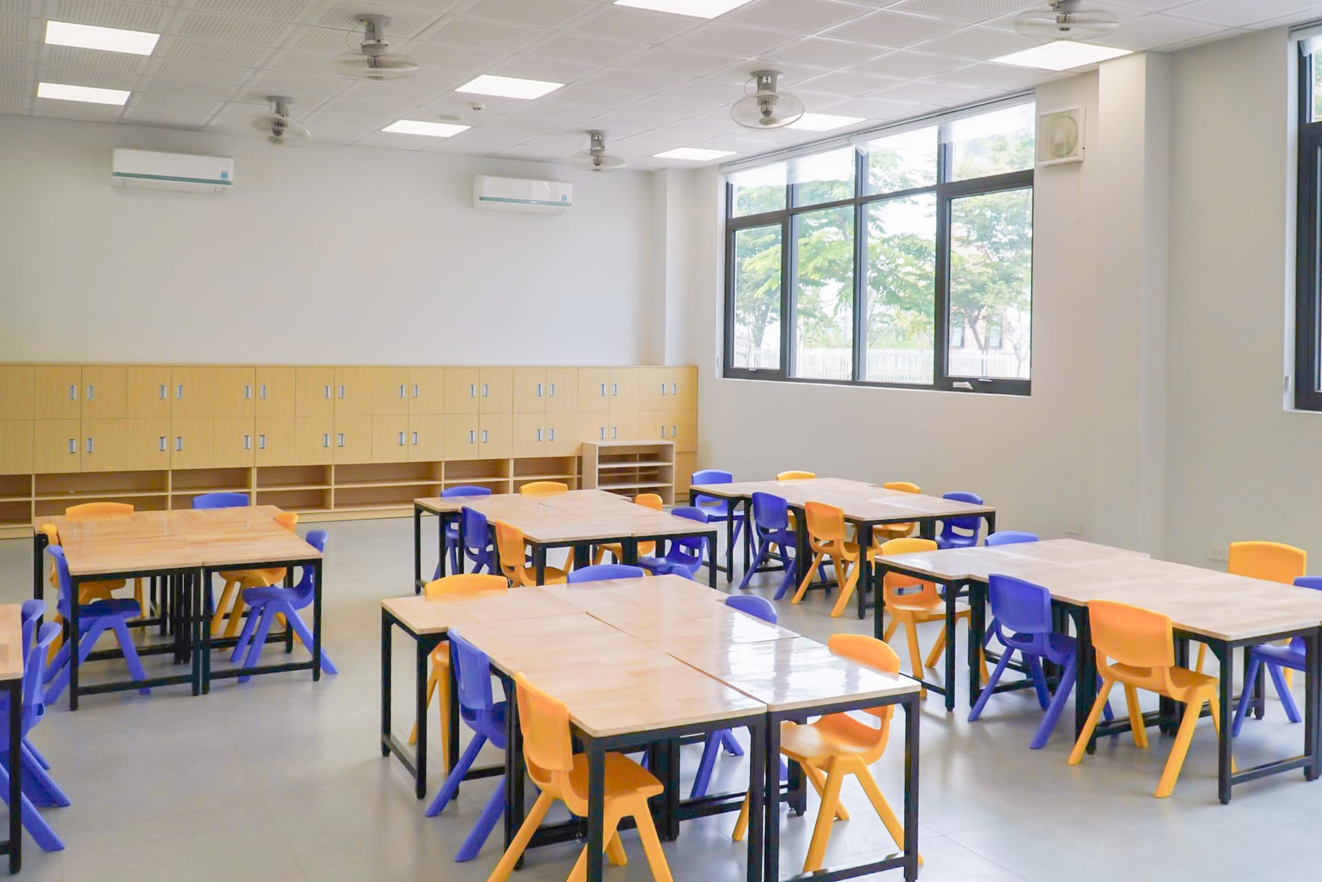 Lớp học thoáng đãng, bàn ghế ngay ngắn