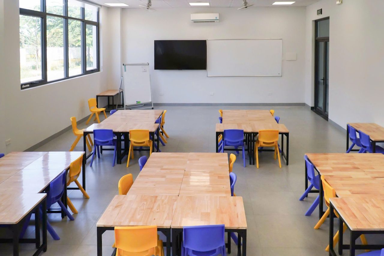 Phòng học Tiểu học trang bị màn hình, bàn ghế gỗ mới