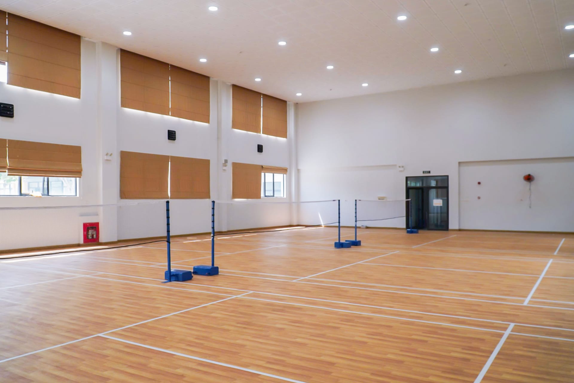 Nhà thể chất sàn gỗ, sân bóng chuyền trong nhà