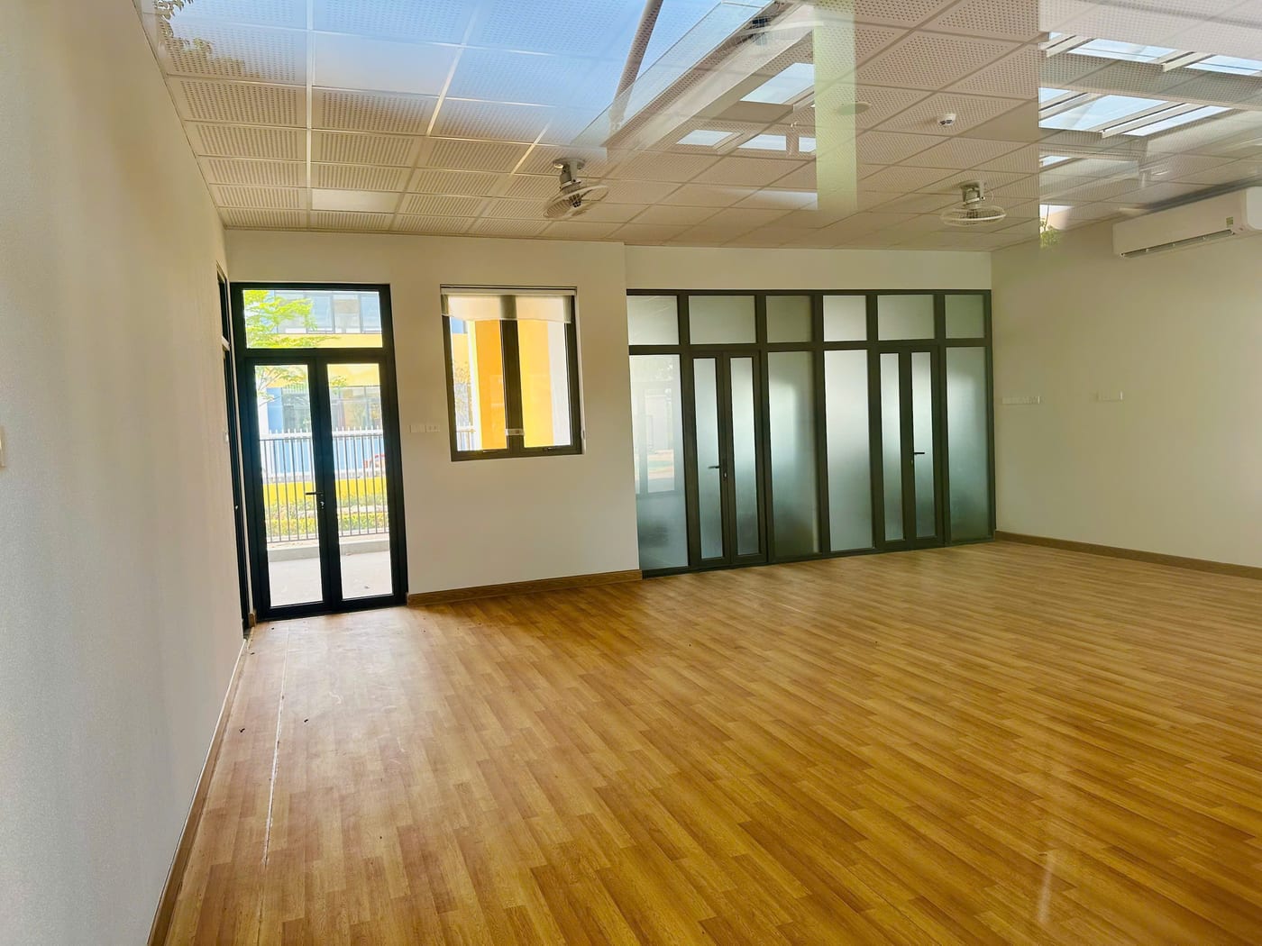 Phòng học mới — rộng rãi, thoáng sáng, sàn gỗ