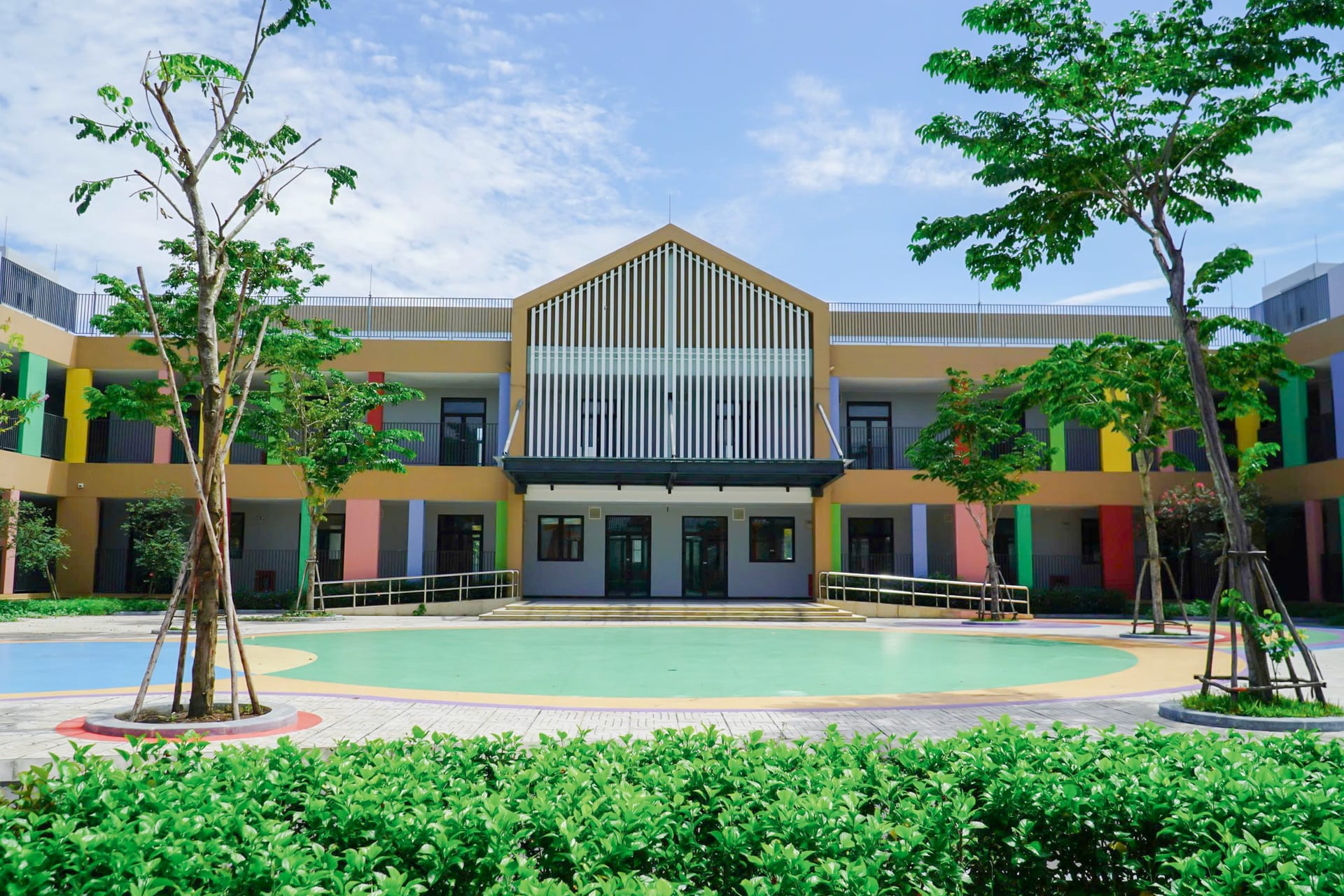 Bé mầm non Trường Thái Sơn vui chơi ở sân chơi nhiều màu sắc