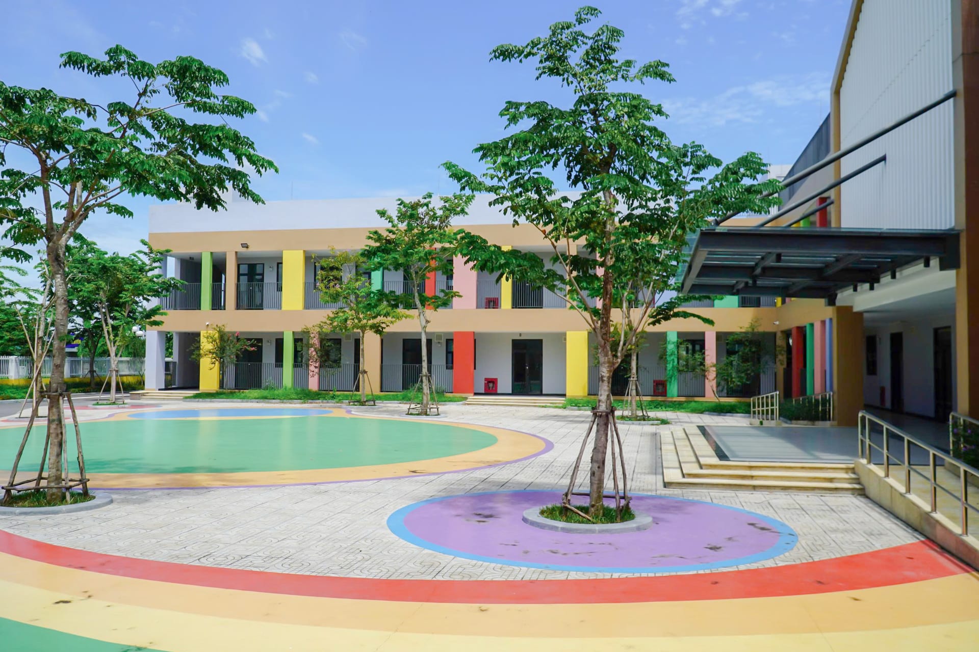 Sân chơi mầm non nền cầu vồng, cây xanh