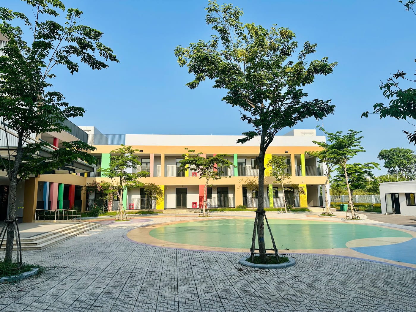 Sân chơi ngoài trời rợp bóng cây xanh