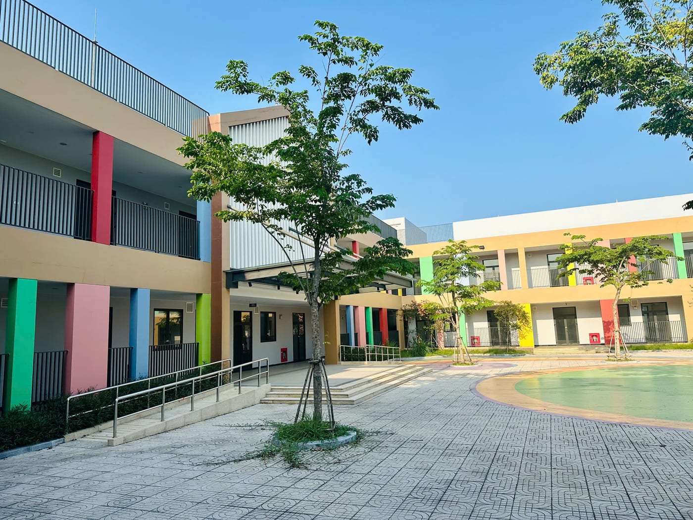 Sân trong & lối đi có mái che giữa các khối học