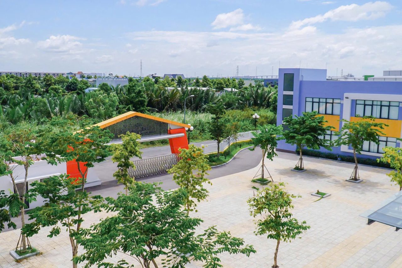 Sân trường và các khối nhà nhìn từ trên cao