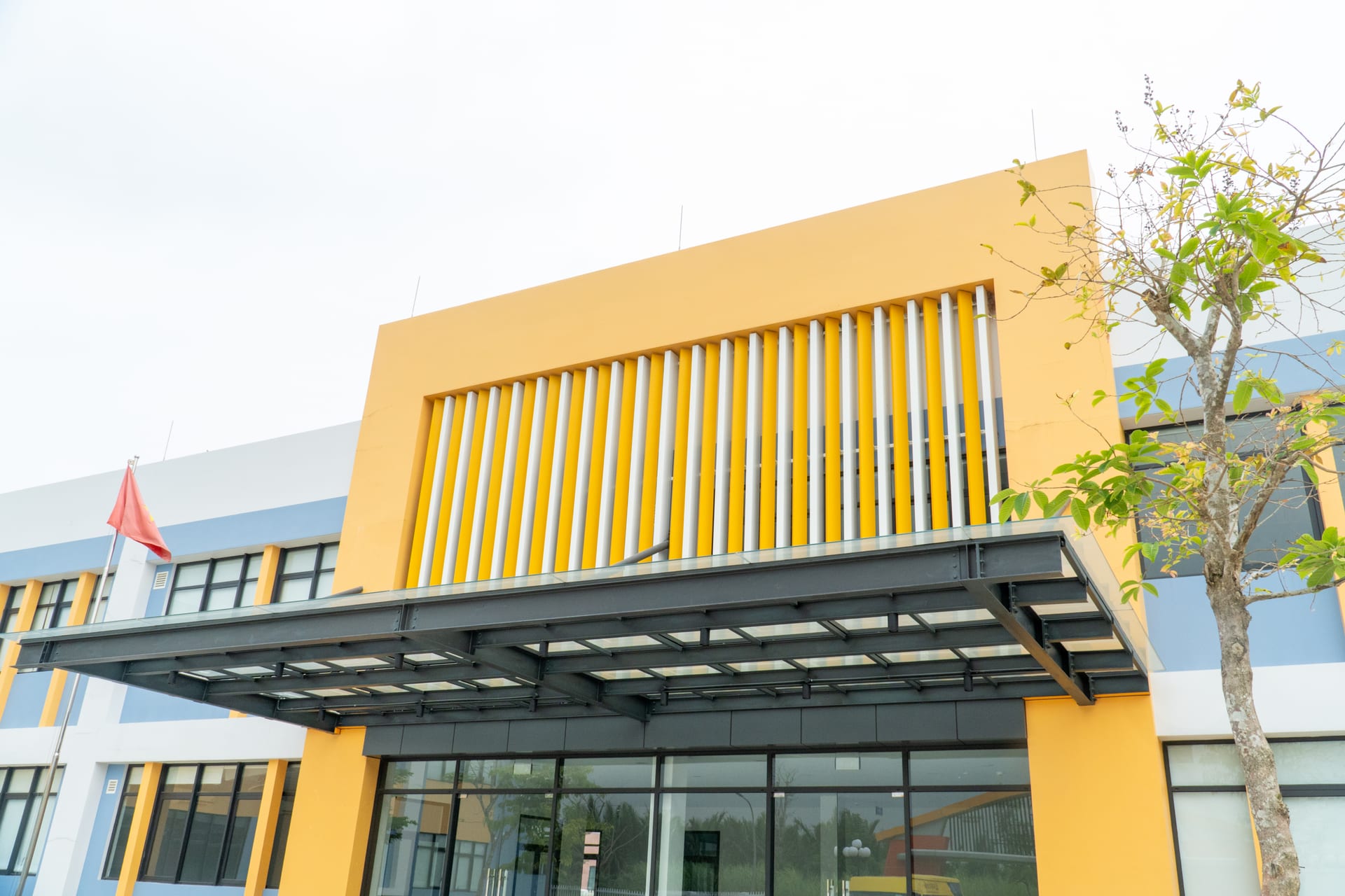 Sảnh chính có mái che dẫn vào khối học
